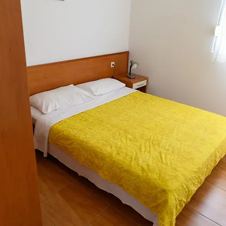 Malo Hotel apartamentowy Arbanija