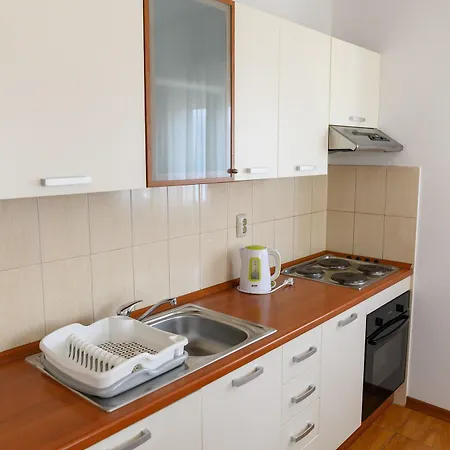 Malo 3* Arbanija