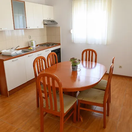 Malo Hotel apartamentowy Arbanija