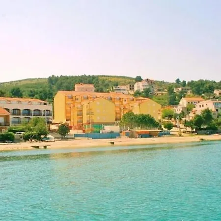 Malo 3* Arbanija