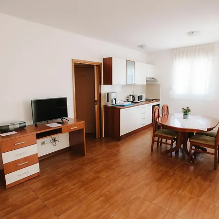 Malo 3* Arbanija